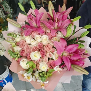 Ramo de 50 rosas con lirios