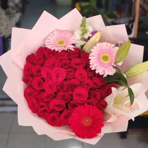 Ramo de 50 rosas rojas con Gerberas y lirios alrededor