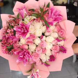 Ramo de 50 rosas y mix de flores finas