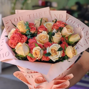 Ramo de rosas y mini rosas en papel celofan