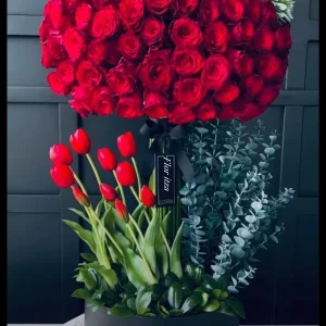 Arreglo floral en dos niveles de tulipanes y rosas