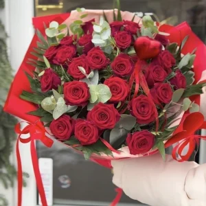 Ramo de rosas rojas y eucaliptos
