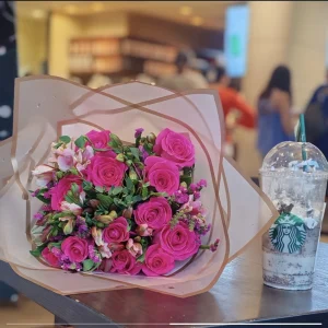 Ramo de rosas y Alstromerias