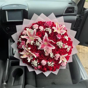 Ramo de 100 rosas rojas y lirios
