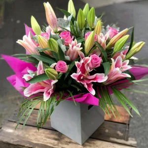 Arreglo de lirios y rosas en base