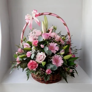 Canasta artesanal en tonos rosados