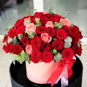 Caja cilíndrica de 50 rosas