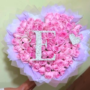 Ramo de corazón de 100 rosas