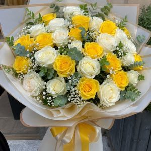 Ramo de 24 rosas blancas y amarillas